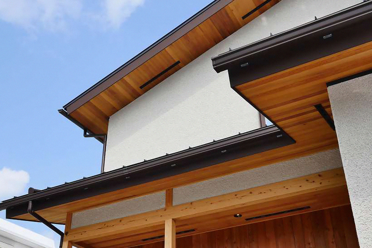 外観に豊かな表情をプラスする「軒天羽目板」