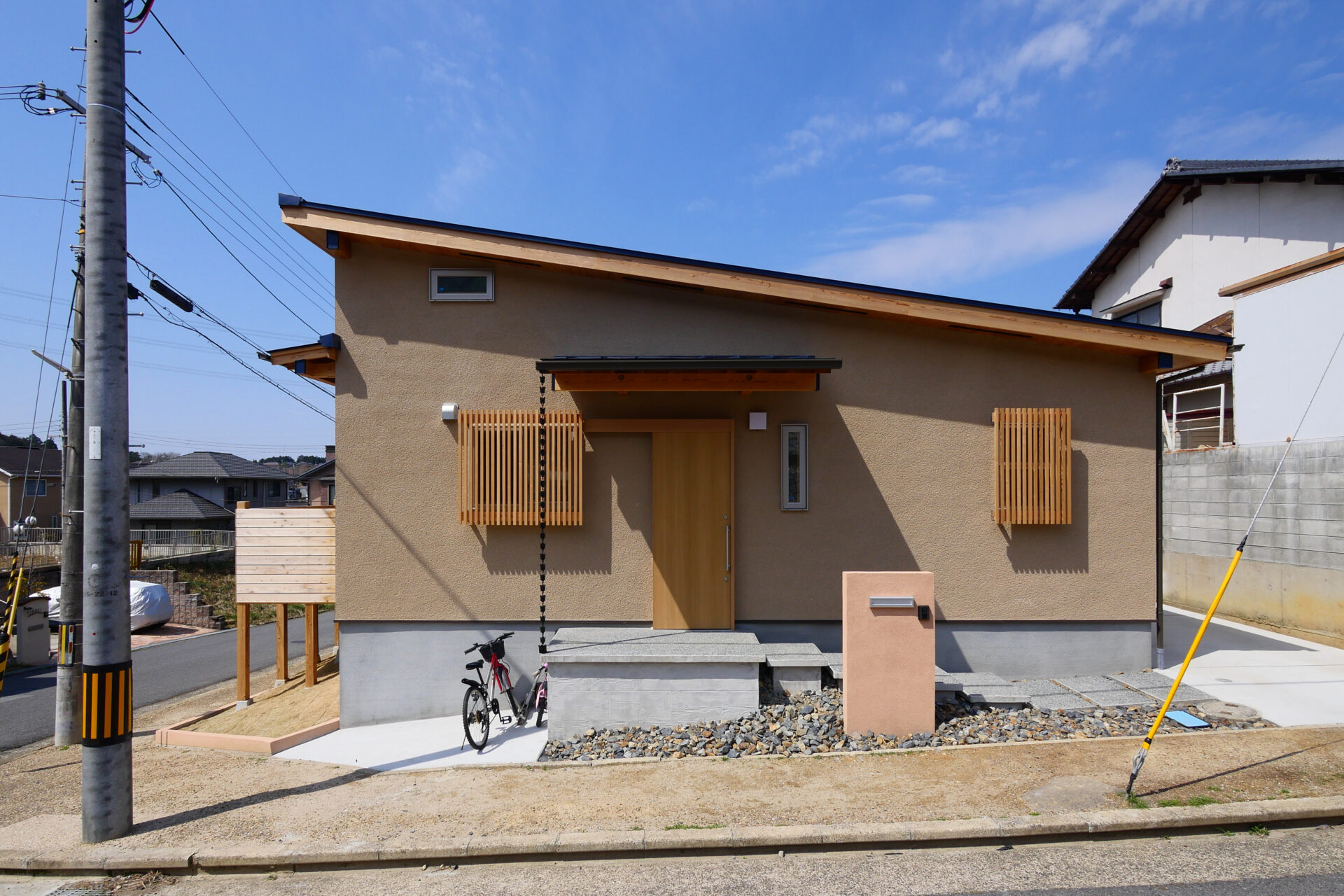自然素材を使用した薪ストーブのある平屋