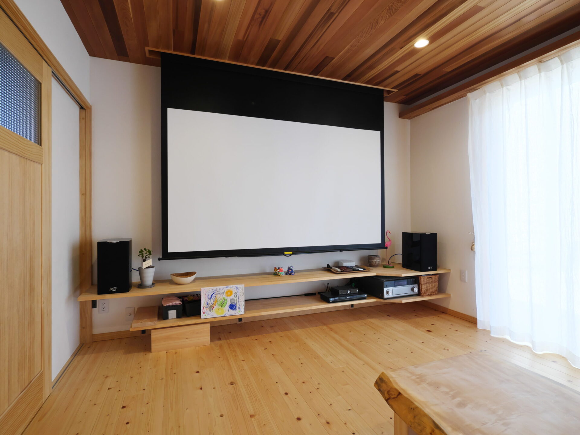 家族や友人とみんなで楽しめるホームシアターのある住まい