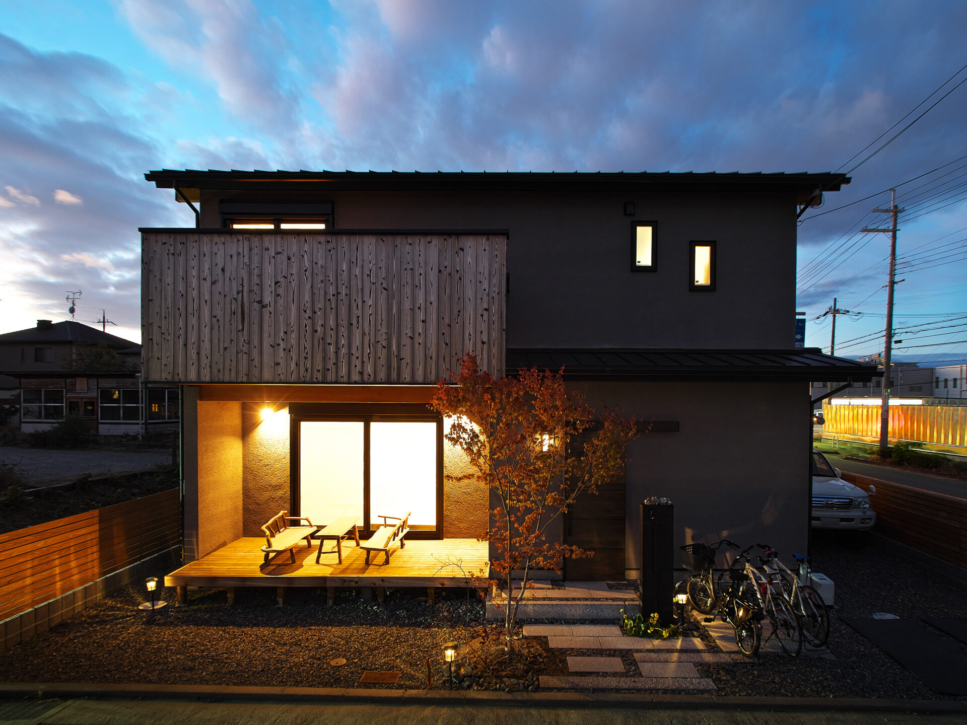 開放的なウッドデッキで家族の愉しみ広がる住まい