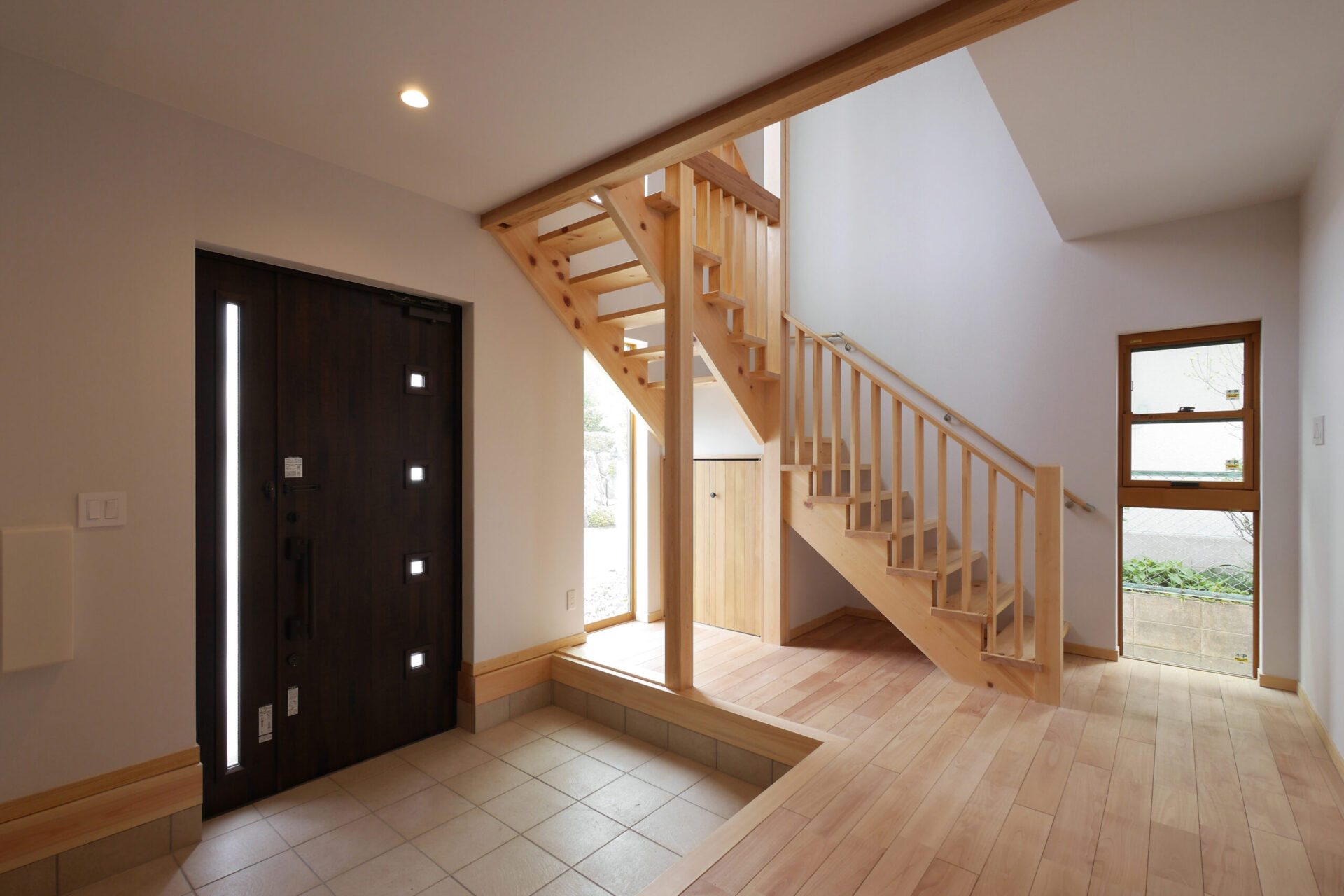 2階リビングを活かした広い玄関