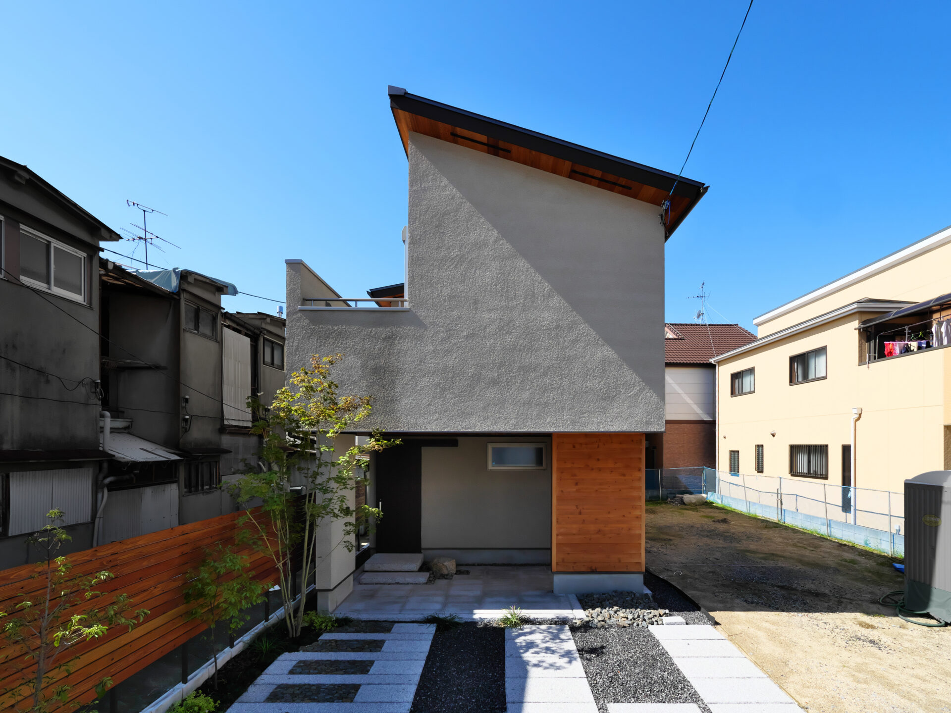 リビングに隣接した小上がりの和室で一休み