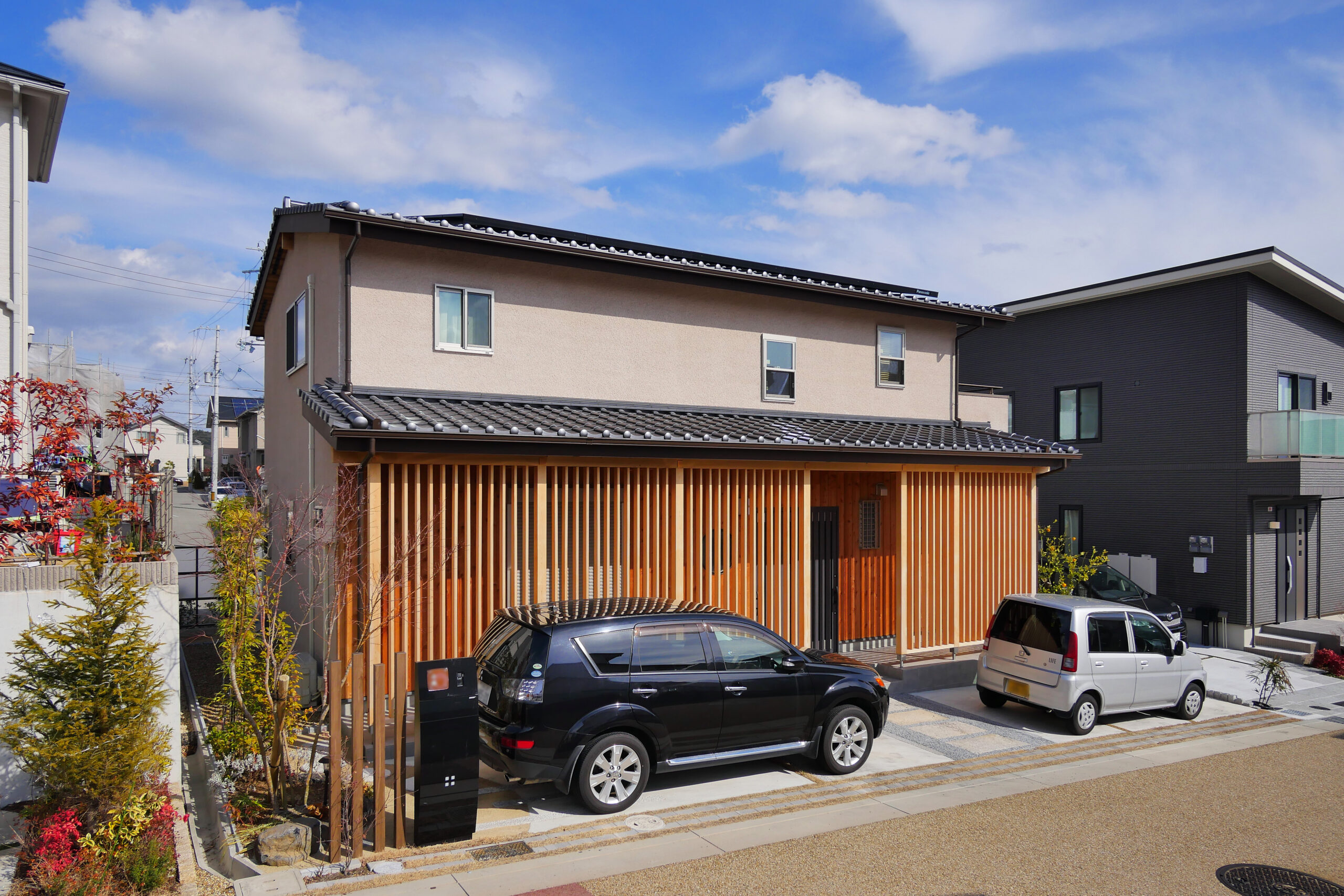 木の温もりを感じる瓦屋根と格子のお家