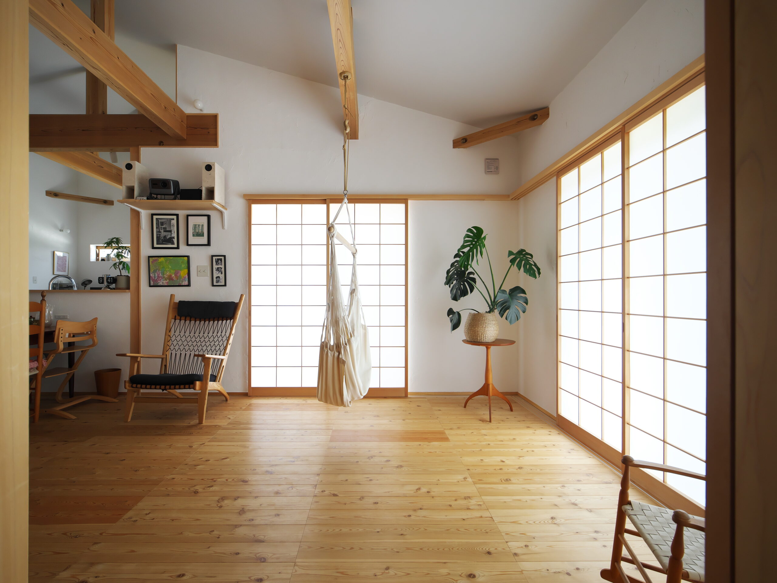 やわらかな光と自然に囲まれた  お庭とつながる平屋