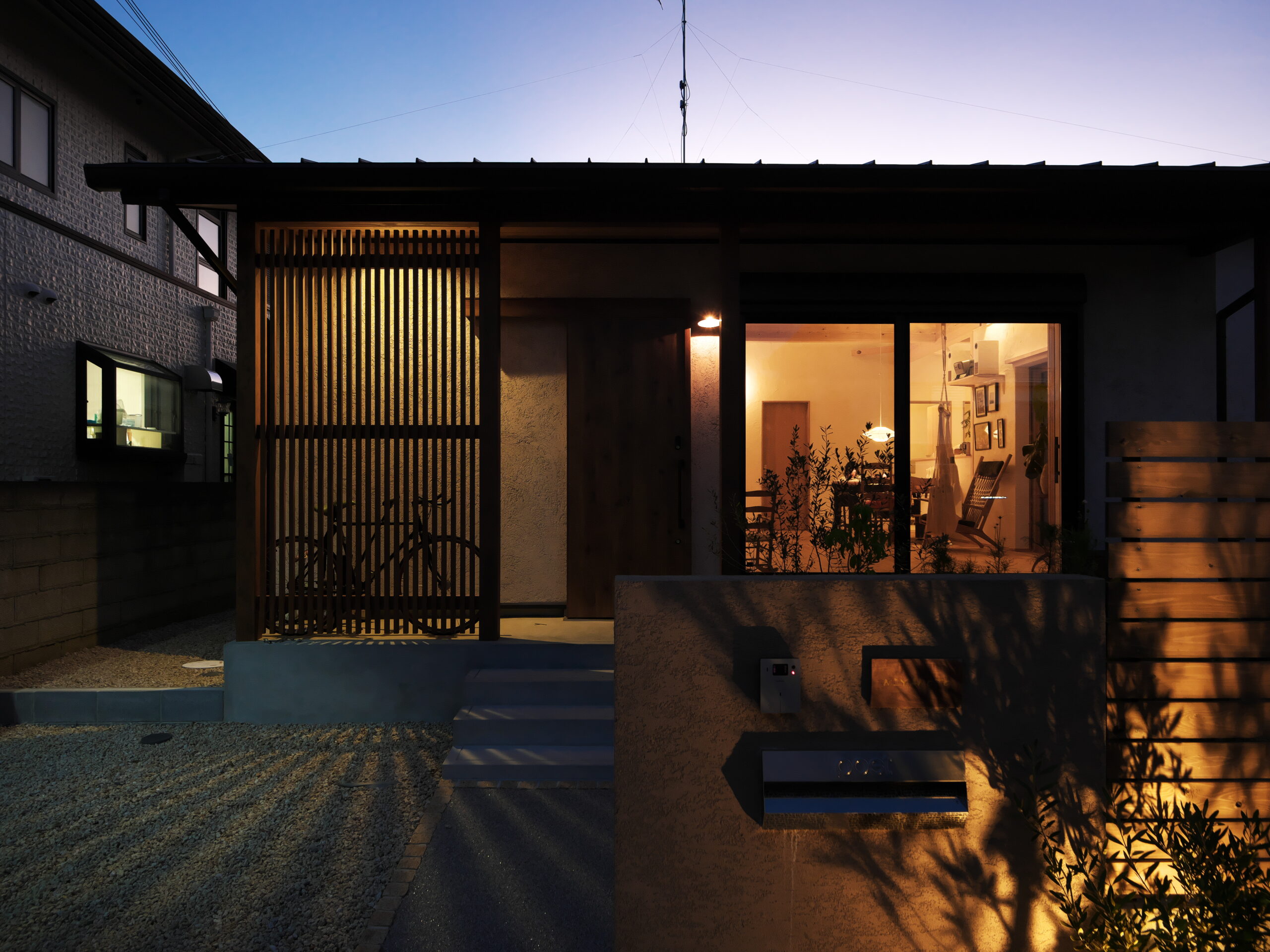 やわらかな光と自然に囲まれた  お庭とつながる平屋